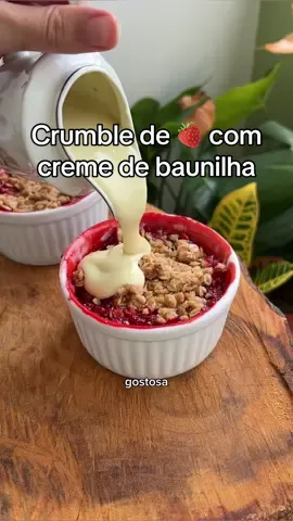 CRUMBLE DE MORANGO COM CREME DE BAUNILHA 🍓 Pensa em uma sobremesa fácil, gostosa e que qualquer um consegue fazer! A @Velas Florence. me convidou pra fazer um doce inspirado na vela de baunilha maravilhosa deles e eu escolhi esse crumble! A casquinha crocante, o leve azedinho do morango e o creme de baunilha docinho deu o toque especial, ficou sensacional! Além das velas serem lindas, vocês não tem ideia de como a casa fica perfumada, transforma o ambiente! Aproveita o cupom “jucenha10” para experimentar! ❤️ *Publicidade Você já fez crumble de morango? Ficou até com uma estética #halloween  Comenta aqui o que achou 🙂 Ingredientes - Morangos (2 a 3 caixas) - Açúcar (3 ou 4 col. sopa se quiser mais doce)  - Limão (opcional, coloquei menos de ½) - Amido de milho (1 col. sopa) - Farinha de trigo (½ xíc.)* - Aveia em flocos (½ xíc.) - Açúcar (⅓ xíc.) - Canela a gosto - Pitadinha de sal - Manteiga sem sal gelada (½ xíc.) *Se preferir usar só a farinha de trigo, coloque 1 xíc dela) - Leite vegetal ou da sua preferência (2 xíc) - Açúcar  (½ xíc.) - Amido de milho (3 col. sopa) - Extrato de baunilha (1 col. sopa - ou essência, se não tiver) - Cúrcuma (uma pitadinha) Preparo 1. Recheio de morangos: corte os morangos em 4 e misture com açúcar, limão e amido de milho. 2. Farofinha: misture a farinha, aveia, açúcar, canela e pitada de sal. Depois junte a manteiga gelada e misture com os dedos até formar uma farofinha. 3. Montagem: Coloque os morangos e a farofinha por cima - pode ser tanto em uma travessa como em potinhos individuais. Leve ao forno pré-aquecido ou para a airfryer a 180 graus até dourar - 20 a 25 minutos. 4. Creme de baunilha: Misture o leite com amido de milho, açúcar, baunilha e cúrcuma. Quando diluir, leve ao fogo médio até engrossar, sempre mexendo. Se, após esfriar, firmar muito, você pode controlar a textura adicionando mais leite e mexendo para dar cremosidade. Sirva o crumble com o creme de baunilha e aproveite <3 Se fizer em casa, marca a gente? #receita #crumble #morango #baunilha #tiktokreceita #receitafacil #sobremesa #receitasimples 
