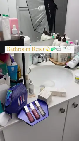 Behind the scenes of my workshop 🤣🤣🤣or should I say office.. damn, it’s hardwork cleaning up my bathroom 😩 with over 100pc of skincare products 🫧🫧 . . . #diyskincareshelf #diyamazondecor #bathroomreset #skincareproducts #skincarecommunity #skincareinfluencers #ugccreator 