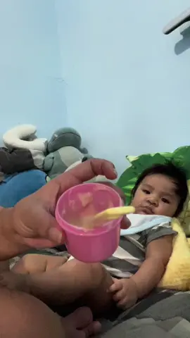 Kabado bente pa ang mommasaurus na potato lover nung una kasi akala ko ayaw niya ng patatas. Buti nalang nakipag cooperate at inubos niya ang isang kamao niyang potato purée 🥹 Paka goodboy ng batang t-rex na yernnn. Ay mga mima meryenda lang yarn milk parin siya. Next week pa yung 5x siya kakain ehehe ✨💕 #jellaijoenelle #batangtrex #firsttimemom #MomsofTikTok #momlife #pov #momhumor #motherandson #purée #solidfoodsforthefirsttime 