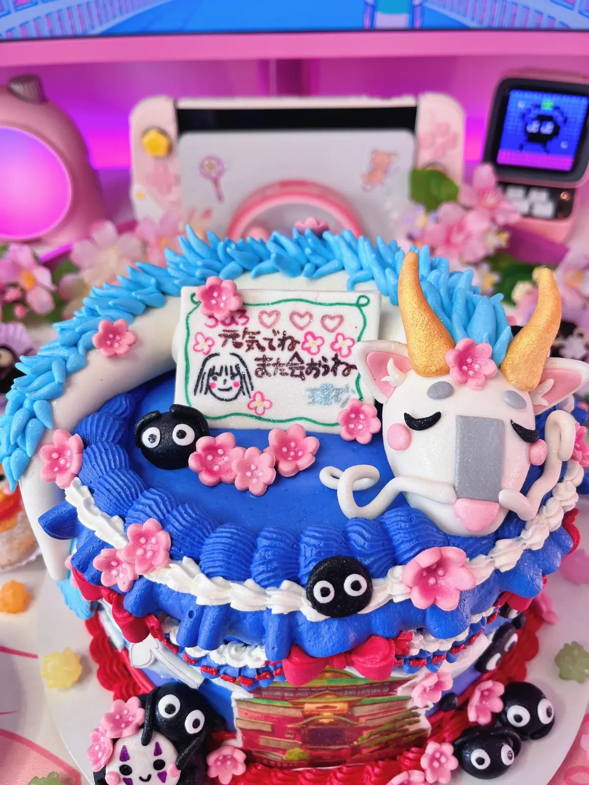O bolo mais lindo que eu já tive de aniversário 🥹🎂🥳 #kawaii #bday #cake #studioghibli #spiritedaway #aviagemdechihiro #calcifer #noface 