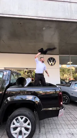Compre seu VW na Carbel e evite que cenas como essa se repitam 😳 #carro #carros #foryoupage #fyp #meme #veiculos #humor #comedia #cadeolatrell #latrell #vendas #vendedor #varejo #concessionaria 