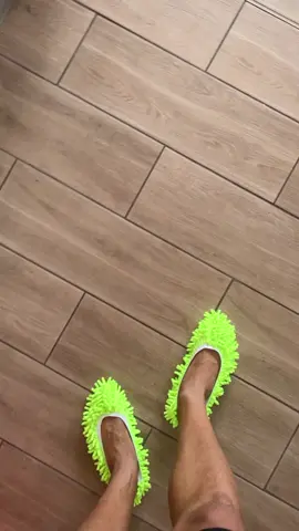 ¿La necesitas en tu vida?😏 Llegaron las nuevas pantuflas que te ayudan a no marcar el piso cuando estas trapeando. 
