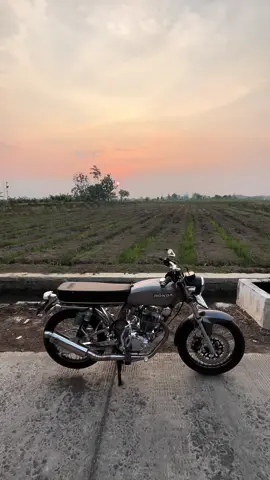 nyore sing kesoren #fyp #foryoupage #fypdongggggggg #foryou #cbgank🤙 #cbganteng #cbgantengstyle #cbherex #cilikbanter #rongsokan #cbstyle #cbhits #cbindonesiaclub #cb125 #cbteyeng #sunsetbeach #sore #kendal24jam #cbcinematic #herex_ceria_1200m 