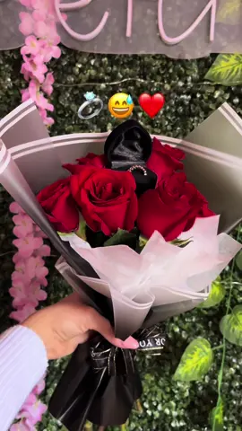 La promesa de amor en un solo regalo. 🌹💍 Haz que alguien se sienta especial con el 'Ramo Promesa'. ¡Envío gratis en Lima Metropolitana! 💖🚚 . 🥰Contáctanos y agenda tu pedido💐 . #anillodepromesa #ramodepromesa #rosasperu #floreriaperu #envioinmediato #lima #enviogratis #parati
