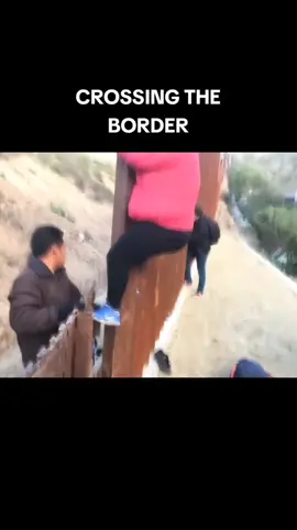 Migrants Crossing The US Border. #customsandborder #borderpatrol #migrants #mexico