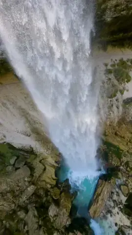 Back to my favorite activity 💦  I found this super beautiful waterfall in Slovenia 🙌 #slowenia #fpv #drone #nature #travel  #waterfall #nature #dive