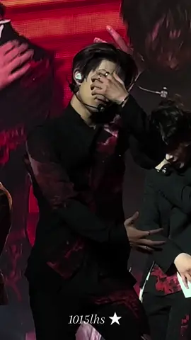 the lip bite?? the smirk?? #enhypen #heeseung #leeheeseung #enhypeninglendale #kpop #fatetour #concert #kpopfyp #fyp 