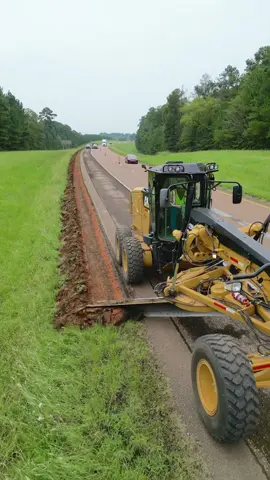 Take a look at our motor grader clearing a bit of grass to give the milling machine some breathing room to work. But don’t worry, the cleared grassy area will eventually be filled back with shoulder gravel.👌 #motorgrader #motorgraderoperator #motorgraderlover #millingmachine #heavyhighwayconstruction 