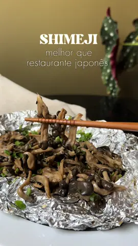 SHIMEJI MELHOR QUE RESTAURANTE JAPONÊS  Quem ai ama shimeji de restaurante japonês? Essa receita fica beeeem melhor hein? Faça e me agradeça 😏 Ingredientes: 400g de shimeji Pimenta do reino a gosto Sal a gosto 2 c.sopa de shoyu ou coco aminos 1 c.sopa de azeite cebolinha a gosto Gergelim torrado a gosto Já manda essa receita para quem vai amar 😉 #danikachef #receitarapida #receitasaudavel #receitafit #receitas #dicadechef #cozinhapratica #receitaclassica #shimeji #shimejiaoforno #rodiziojapones #restaurantejapones #cogumelos 
