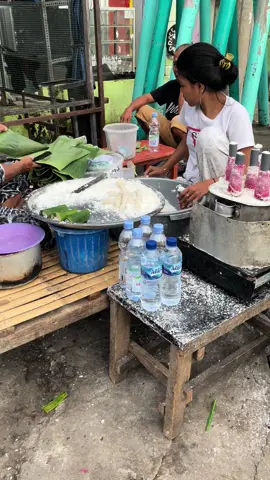 Putuuuu legend. Menjual Dari selesai shalat subuh sampai pagi di depan pasar senggol #putu #parepare #kulinerparepare #senggol 