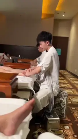 Cần Tuyển 10-20 Bạn Nhân Viên Nam Làm Massage Food Tại Bình Dương - Độ Tuổi Từ 18 - 30 Cao To Đẹp Trai Để Cùng Chị Thuỷyy Mở Mô Hình Này Phục Vụ Chị Em Phụ Nữ