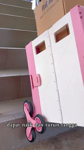 Just look at all these function this shopping trolley has. Awesome isn’t it? You can also select with or without the climber wheels. The climber wheels helps you go upstairs without any trouble! 😎 #casevalker #fyp #tiktokmalaysia #tiktokshop #trendy #premium #unique #travel #racuntiktok #shoppingtrolley #shopping #climb 