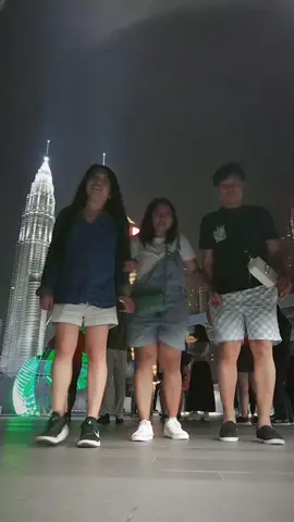 Pang world class 😂🌍😍 #yougotthebigbubblegum #salomabridge #petronastower #fyppppppppppppppppppppppppppppppppppp #tiktokdancer #petronasmalaysia #tiktok #dancerist 