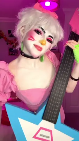 SMASHES THE GUITAR?! 👀🩷 or did I? - don’t worry shes in perfect condition still 🎸 #chica #glamrockchica #fnaf #fivenightsatfreddys #securitybreach 