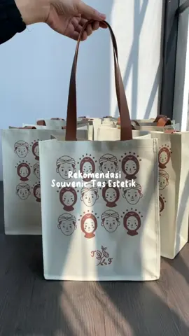 Souvenir estetik sebagai pelengkap di hari spesialmu🥰 #souvenirpernikahan #souvenirmurah #souvenirnikah #souvenirestetik #souveniraesthetic #souveniresthetic #souvenirtas #souvenirunik #souvenirpernikahanmurah #souvenirjakarta #souvenirbandung #souvenirbogor #souvenirmalang #souvenirsurabaya #souvenircustom #souvenirgoodiebag #souvenirtotebag #totebags #totebagaesthetic 