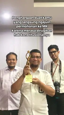 Dear #Courtizen #Courtmin mau ngasih penghargaan nih buat kamu yang langsung ngajuin permohonan ke MK karena merasa dirugikan hak konstitusionalnya ✨🏆 #MengawalKonstitusi #salaMKonstitusi #MKRI #fyp 