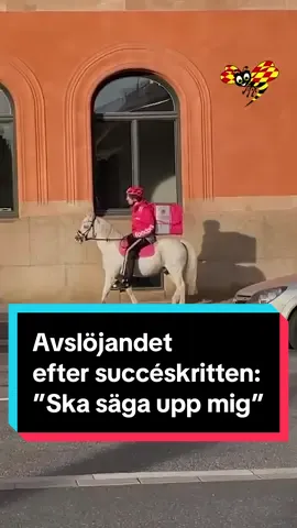 Det här ovanliga ekipaget, youtubern Fabian Svorono och hästen Cooper, fick minst sagt stor uppmärksamhet när de skrittade fram längs Stockholms gator tidigare i veckan för att leverera mat till hungriga kunder. Fabian presenterade först en idé om ett samarbete med matleveransföretaget Foodora som innebar att han skulle leverera varor på en häst, men fick nobben. Men skam den som ger sig. Istället tog han anställning på företaget, hyrde en häst och satte av ut längs gatorna på Norrmalm till folks stora förtjusning. Reporter: Alfred Olsson #foryou #foryoupage #fyp #expressen #youtube #youtuber #food #foodora #horse #stockholm 