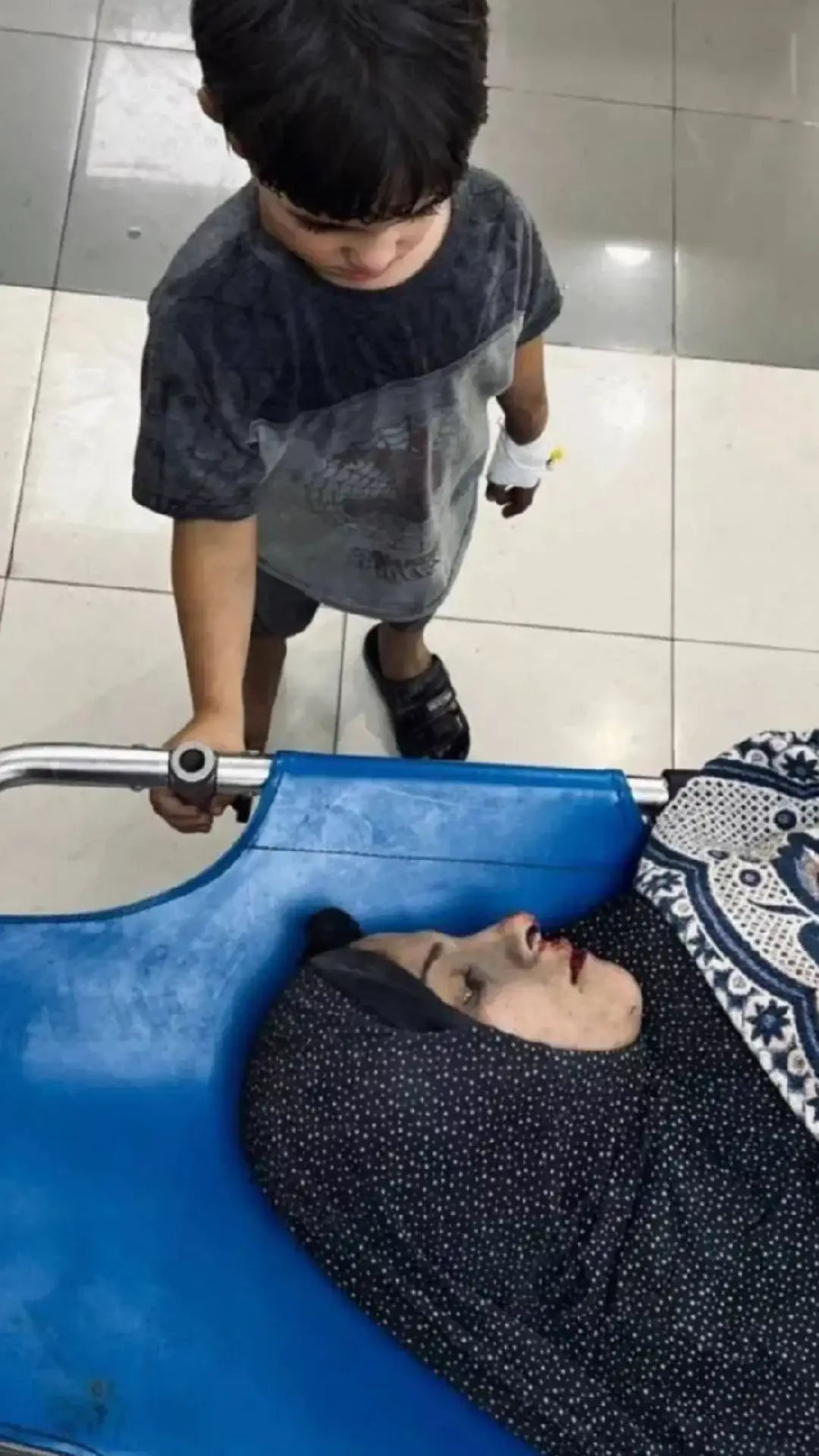 الوداع الأخير بعد قصف الاحتلال لمنزل عائلة في غزة.