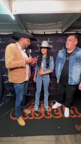 Entrevista com a Ana em Chapecó - SC ontem(14/10)🥰 . . . . . . . #anacastelacantora #show#entrevista#boiadeiraanacastela #cantora 