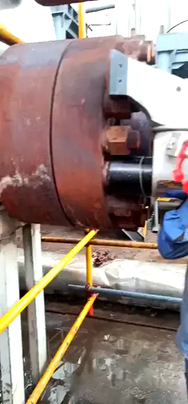 Use a hydraulic wrench to tighten the oversized flange bolts.#torquewrench #foryou #industrial #boltingtools #torcstark #constructionworker #constructionworker #hydraulicwrench #hydraulictorquewrench #fyp 