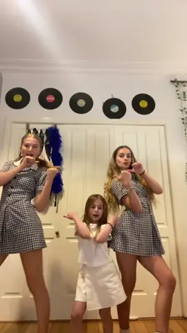 👩‍👩‍👧