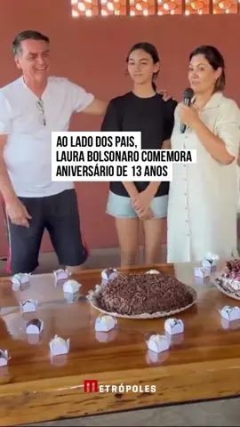 O ex-presidente Jair #Bolsonaro e a ex-primeira dama Michelle Bolsonaro comemoraram o aniversário de 13 anos da filha Laura, no último domingo (15/10). Em um vídeo que circula nas redes sociais, o casal aparece em uma #festa ao lado da adolescente.  #Metrópoles #TikTokNotícias