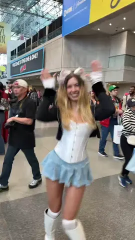Would you dance in public? 😂 hehe last day of new york comicon had to do a lil dance 🥹