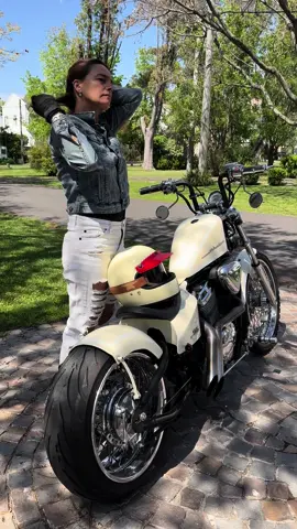 Lunes no tan lunes porque aca seguimos de feriado! 😎😎😎#momrider #hondashadow600 #hondashadow #riderchick #motorcyclelife #bobber #ridergirl #rider 