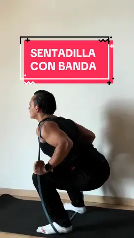 Sentadilla con banda de resistencia. Entrenamienro en casa 💪 #entrenamientoencasa #sentadilla #bandaderesistencia #Fitness #fitcamps21 