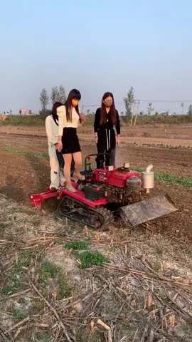 Multifunctional tracked rotary tiller#machine #tractor #goodthing #foryou #fyp 