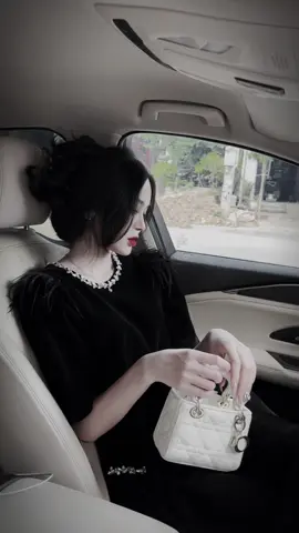 Đàn ông bạc đi với đàn bà rẻ tiền. kẻ có tình đi với người có tâm 👌