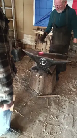 Initiation à la forge de Thierry #laforgedavalon #forge #artist #art #blacksmith #couteau #couteauquicoupevraimentbien #furdich #parati #foryou #foryourpage #foryoupage #pourtoi #pourtoipage #up #mojito #upfamily #mojitofamily #CapCut 