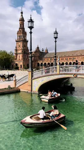 October in Seville #Sevilla #Seville #Spain #Espagne #España #plazadeespaña #andalousie #andalucia #holiday #vacances #weekend #chill #sun #boats #2023 