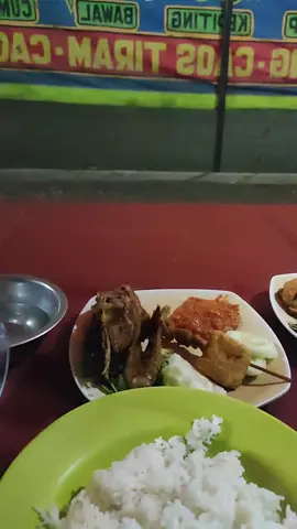Makan malam dulu #fyp #mentahan #pranktemen #lesehan #jalanjalan 