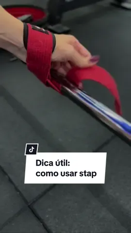 Dica útil para você mulher que treina musculação e percebe que a pegada na barra é um fator limitante para progredir carga principalmente em exercícios como stiff, remada curvada, levantamento terra. Esse vídeo vai te ajudar a utilizar o strap corretamente e progredir (aumentar) a sobrecarga.  Comenta aqui se você já utiliza este acessório nos seus treinos? 👇🏻@Horsepower PRO #treinofeminino #strapgym #musculacaofeminina 