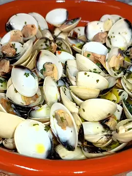 Almejas Salteadas al Ajillo Limón 🍋  INGREDIENTES: - Almejas Congeladas - Ajo Laminado - Aceite de Oliva - Zumo de Limón - Vino Blanco - Cayena - Pimienta Molida - Perejil Picado - Sal #almejasalamarinera #almejassalteadas #almejasalvinoblanco #almejasalajillo #almejasallimon #recetasdealmejas #comohaceralmejas 