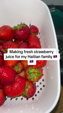 Would you try this three ingredient strawberry juice. You just need strawberries water and sugar 🥤🍹 #strawberryjuice #freshjuicerecipes #hatiantiktok🇭🇹  Èske ou ta eseye ji frèz twa engredyan sa a. Ou jis bezwen frèz dlo ak sik 🥤🍹