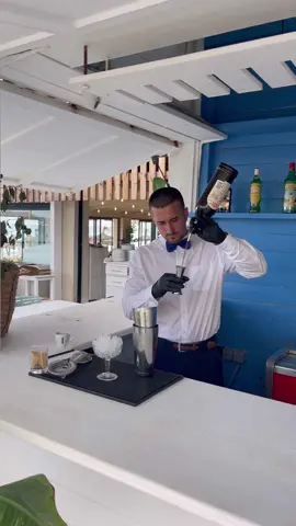 Elaboramos un Espresso Martinis para todos aquellos amantes del café 🍸☕️ #coffe #cocktail #amantesdelcafe #banderaluna #profesional #elaboracion #mesero #camarero #barman @banderaluna #aqui #tienes #nivel  #fyp #viral #viralvideo 