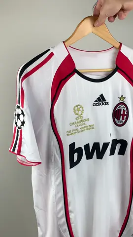 A.C Milan 2006/07 Kaká  #retrokit #milan #kaka #footballjersey #camisadetime #streetwear #acmilan 