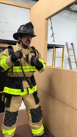 One arm one leg 💪🏻👨🏻‍🚒 RAPID INTERVENTION TEAM 👨🏻‍🚒🚒 #firefighter #bomberos #rescuetreinamentos #escaperoom #rit #rapidinterventionteam @Capitaoeddypacheco @CarlosN.Rescue 
