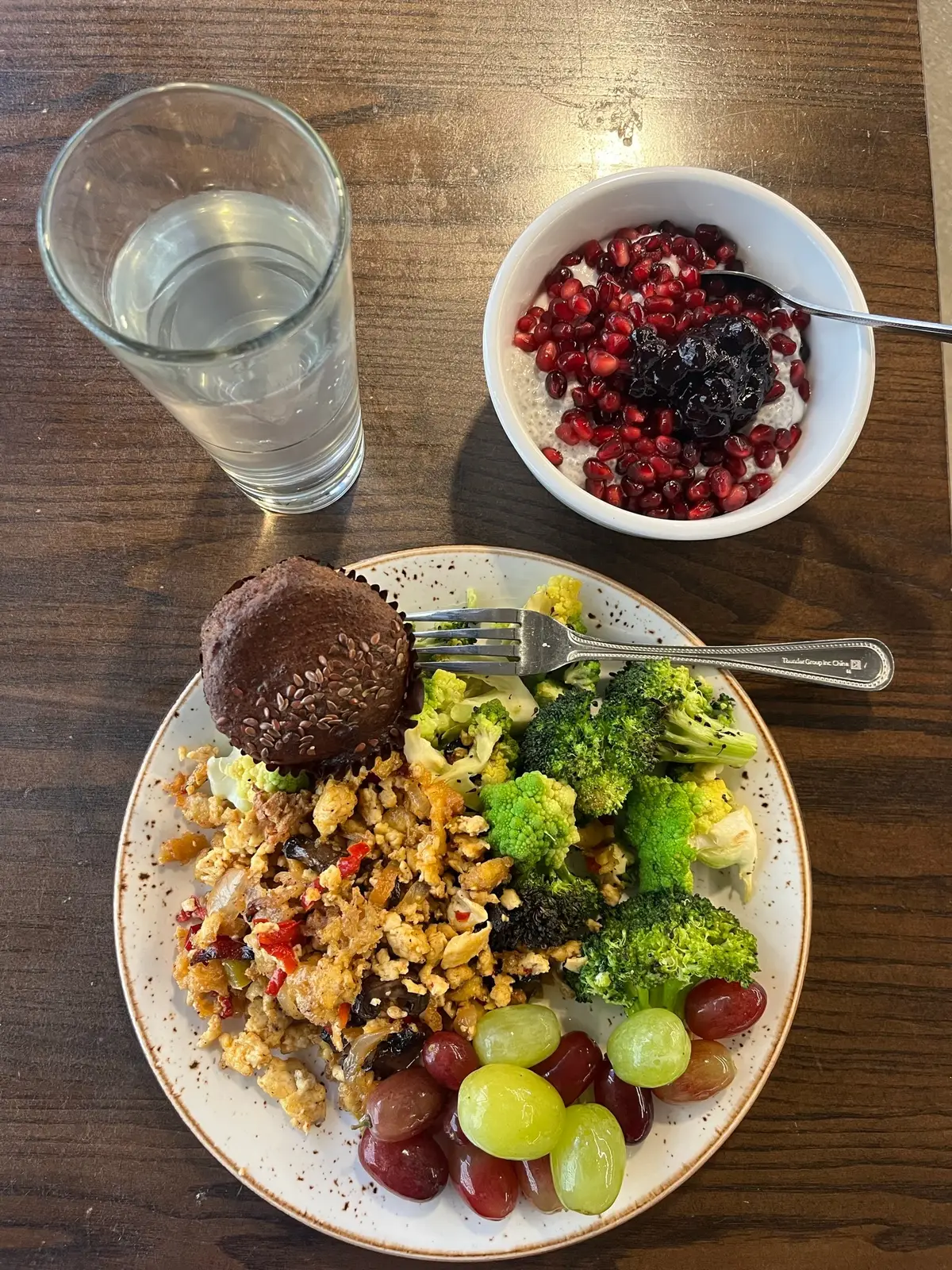 breakfast: tofu scramble, broccoli, chia seed pudding with pomegranate, flax + sweet potato muffin  almond milk latte snacks:  vegan greek yogurt with some nuts  popcorn  prebiotic drink  lunch: rice with some different curries, salad with edamame and roasted veg  dinner: a mango and a yogurt protein bowl  #GymTok #gymmotivation #whatieatinaday #highprotein #wieiad #fulldayofeating #highproteinmeals #mealprep #vegan #plantbased #plantbasedprotein #gymgirl #girlswholift #browngymgirl #desi 