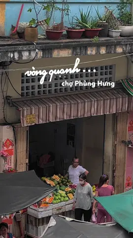 Nếu có dịp ghé qua chợ Phùng Hưng, cậu có thể nhìn ngắm ngôi chợ từ một góc nhìn đặc biệt, leo lên hành lang của chung cư cũ, quan sát được mọi hoạt động buôn bán, trao đổi tấp nập bên dưới được che phủ bởi hàng dù đen  bóng, càng làm vẻ đẹp của chợ trở nên đặc biệt vô cùng…#changsince2001 #saigon #xuhuong #chophunghung #dailyvlog #saigondaily 