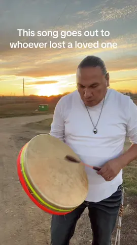 #nativeamerican #nativetiktok #IndigenousTikTok #hoopdancer #fyp #foryoupage #foryoupage this song goes out to whoever lost a loved one 
