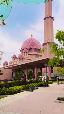 First time seeing this ABSOLUTELY STUNNING pink mosque in Putrajaya, Malaysia.  📍 Putra Mosque, Putrajaya 🇲🇾  #pinkmosque #pink #mosque #malaysia #putrajaya #putramosque #travel #traveltiktok #bucketlist 