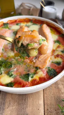 Eine Form, ein komplettes Gericht, wenig Aufwand und super lecker? Ofenlachs mit Gnocchi und Spinat 👌🏼  Solche Gerichte sind einfach wahnsinnig praktisch & Ihr könnt den Auflauf schon abends vorbereiten und im Kühlschrank lagern. Nehmt ihn dann etwa 30-60 Minuten vor dem Backen aus dem Kühlschrank raus, sodass er Zimmertemperatur erreichen kann und nicht mehr ganz kalt ist 😊 Ihr braucht 400 g passierte Tomaten 250 g Sahne 500 g Gnocchi 200 g Rahmspinat 250 g Mozzarella 2-3 Lachstilets, frisch oder aufgetaut 1 TL Salz, 1 TL Pfeffer 2 TL getrocknete Kräuter, Öl  bei 180°C Umluft für 20-25 Minuten garen Lasst es euch schmecken! Eure Sarah 🫶🏼 #schnellesessen #einfacherezepte  #gesunderezepte #rezeptideen #familienküche 