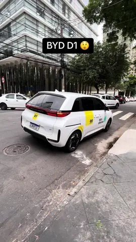 Apesar do adesivo o BYD D1 chegou através do Uber. Existem apenas 150 em circulação no Brasil e a China pretende investir nesses veiculos eletricos e tecnologicos apenas como meio de transporte aqui no Brasil, não vai chegar pro consumidor final. #uber #taxi #bydd1 
