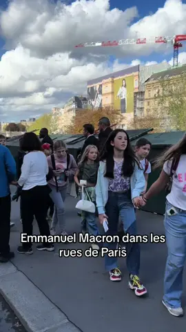 Emmanuel Macron dans les rues de Paris. #emmanuelmacron #macron #politiquefrancaise 