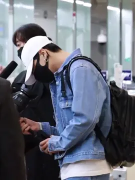 gue ga pernah sesayang ini sebagai fan selain ke jungkook, he's different, dia cowo green flag yg pernah gue kenal, selama 5taun ini gue nyaman bnget sebagai fan nya dia, thanks for being in this world.🥺 #jungkook #jeonjungkook #btsxarmy #fypシ #fyppp @AB_______JK_M____RST____Y_ 