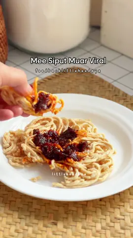 Makan Mee Siput dalam plastik mmg betul2 nostalgia,paling populerrr dekat Johor,asal dari Muar(maafkan saya klu salah),dimakan dengan sambal tumis atau sambal kicap dua2 saya suka.. korang suka sambal yang mana? korang tekan beg kuning kalau nak merasa 😉,mee siput ni selalu sold out,jadi kalau tengah ada stok tu korang boleh cecepat grab #meesiputmuar #meesiput #meesiputviral #meesiputjohor #feedbacklittleheedaya