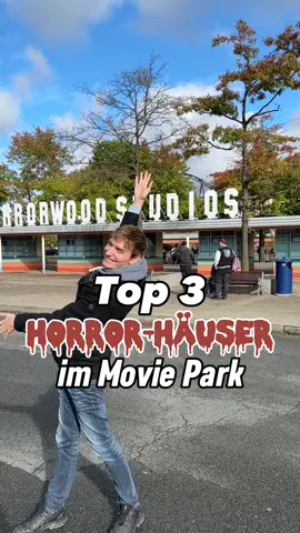 Alle 8 Horror-Häuser im @Movie Park Germany an einem Abend zu schaffen ist (ohne Speedy Pass) nicht möglich. Deswegen hab ich alle für eich besucht und kann euch sagen, welche sich für Halloween-Fans am meisten lohnen ✨ 1) Final Stop Das war wirklich das Beste überhaupt. Ihr müsst hier durch ein Tunnelsystem der U-Bahn laufen und kriechen. Hinter jeder Ecke wartet der nächste ein neuer Horror und das Adrenalin kickt so richtig rein. Absolute Empfehlung! 👏🏻 2) Slaughterhouse Der Horroschocker! Ihr werdet hier von den Monster geradezu durch‘s Schlachthaus gejagt. Ich hab eigentlich die ganze Zeit durchgeschrien 🥲 Hier ist Panik-Modus angesagt! 3) Murder Museum Gruselig, aber nicht so geftig wie die anderen Häuser. Hier kommen True Crime Fans auf ihre Kosten. Es lauft durch die Tatorte echter Mörder und lernt etwas über ihre Verbrechen. Super interessant mit ganz viel Liebe gemacht und einer guten Portion Grusel ✨